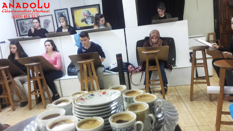 Güzel Sanatlar Öğrencileri Kahve Molasında