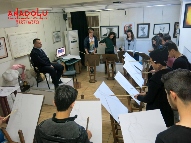 Öğrenciler Atölyede Çalışırlarken